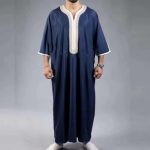 Gandura bordada para homem de corte largo e decote em V
