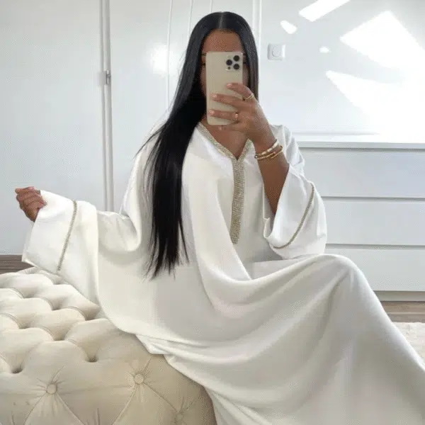 Abaya satinée avec encolure en v