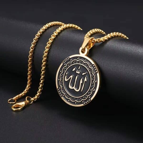 Collier gravé du nom d’Allah et sourates