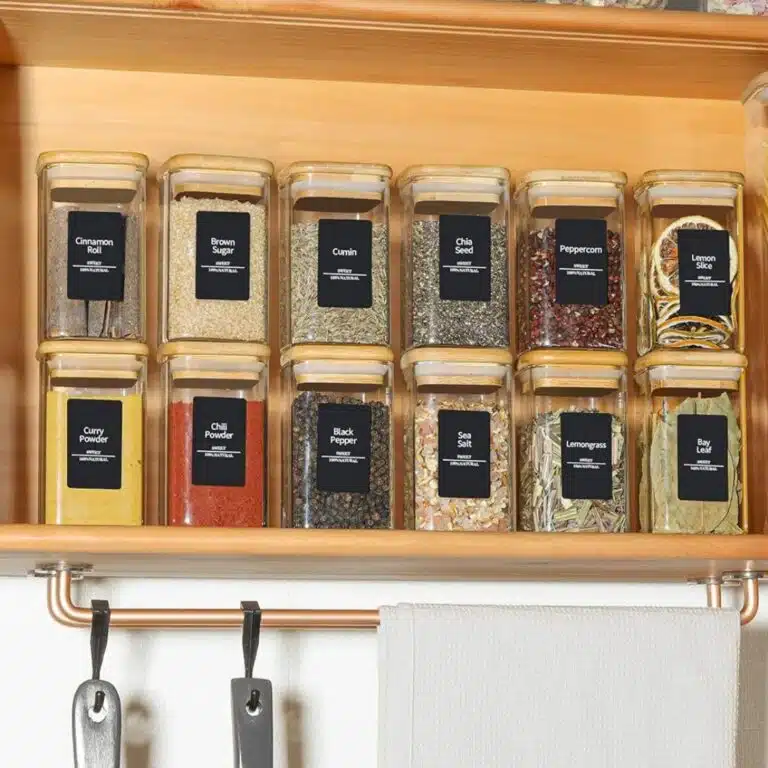 Pots à épices en verre et en bois