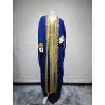 Vestido de noite estilo cafetã com bordados dourados e mangas compridas