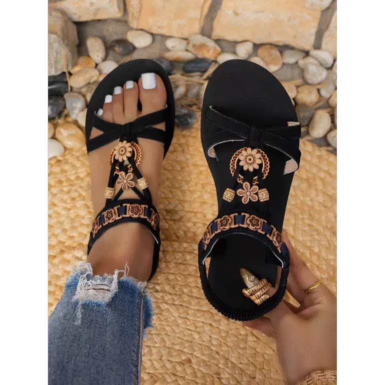 Schwarze flache Sandalen mit goldfarbenen Blumenmotiven im orientalischen Stil für Damen