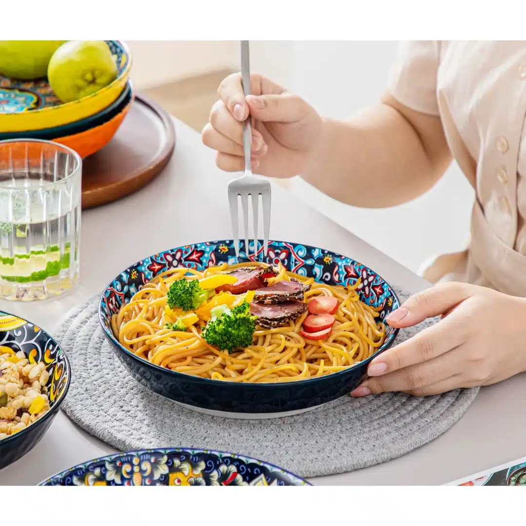 Service de vaisselle en céramique à motifs orientaux multicolores