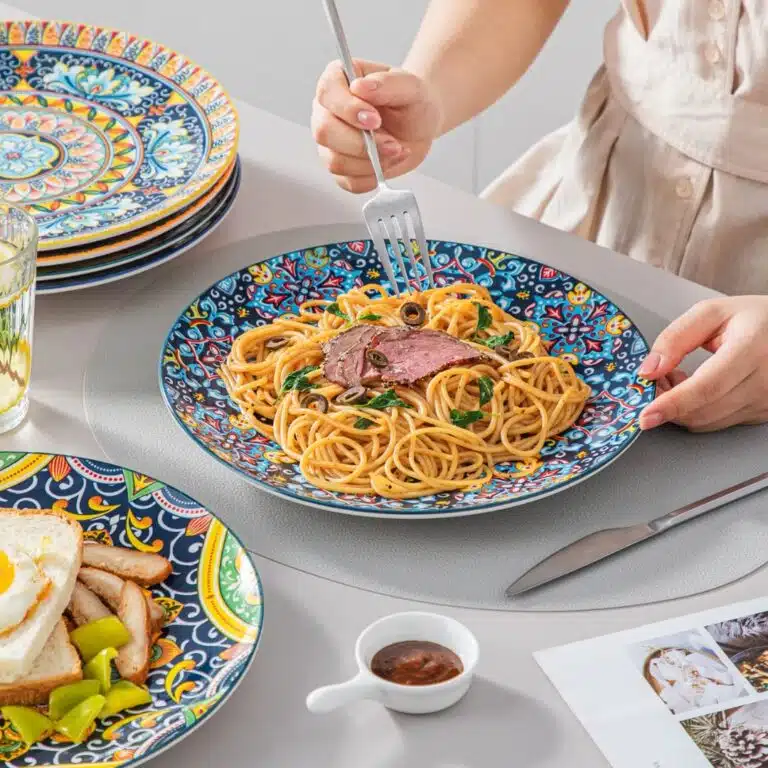 Service de vaisselle en céramique à motifs orientaux multicolores