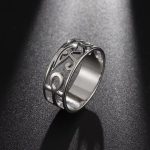 Anillo de acero inoxidable con motivos egipcios