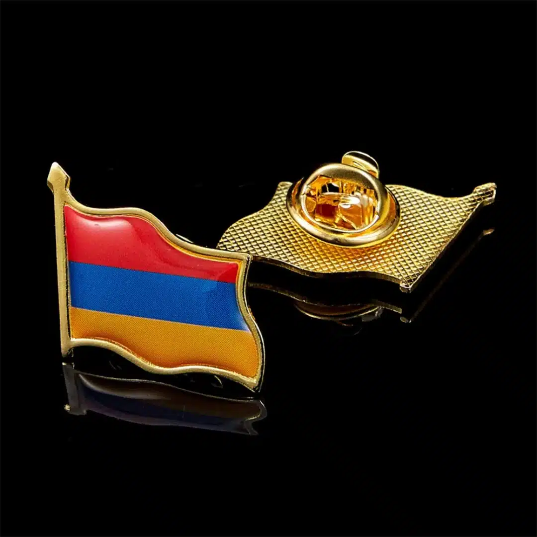 Broche drapeau arménien en métal avec fermoir