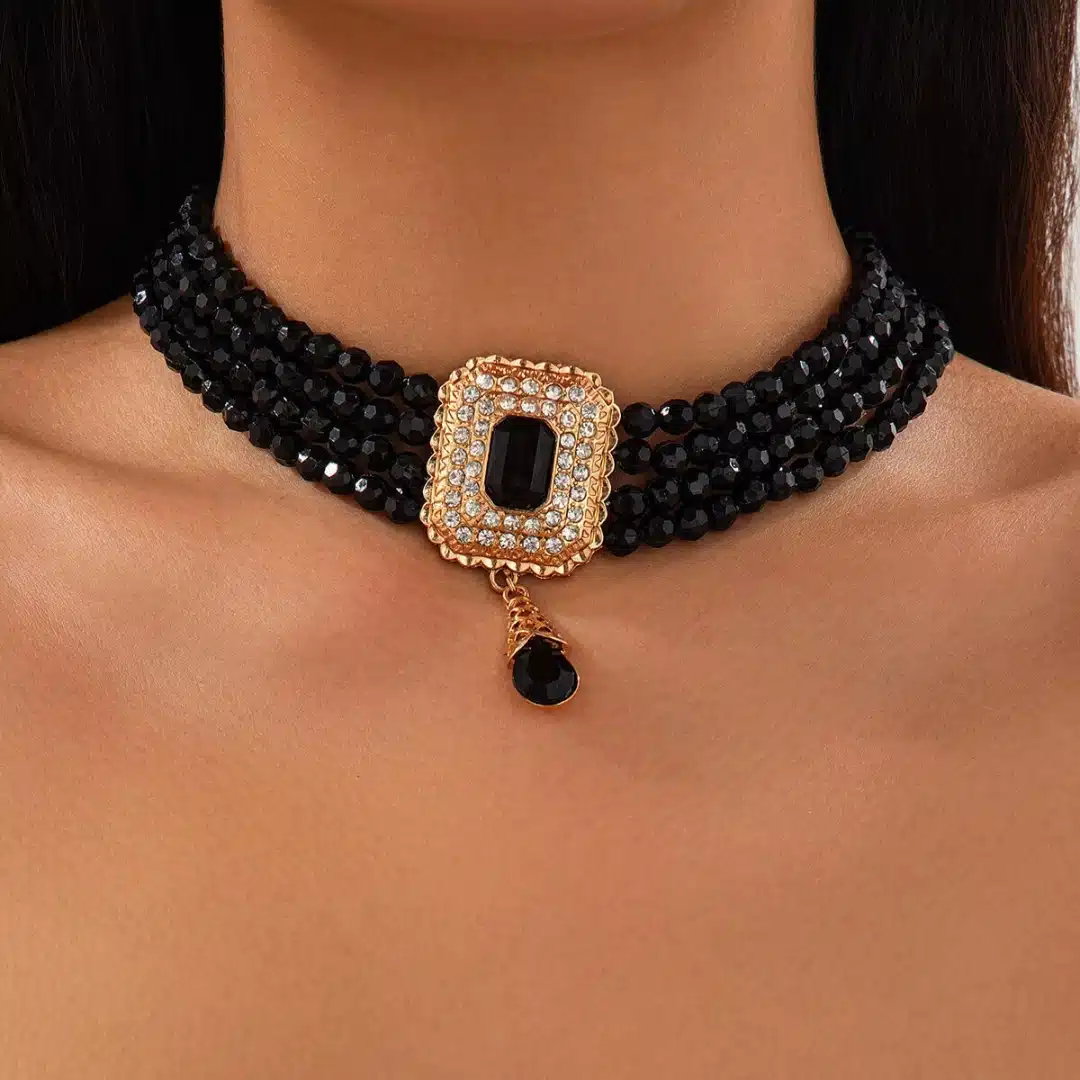 Collier orientale ras de cou strass à perles et pendentif doré