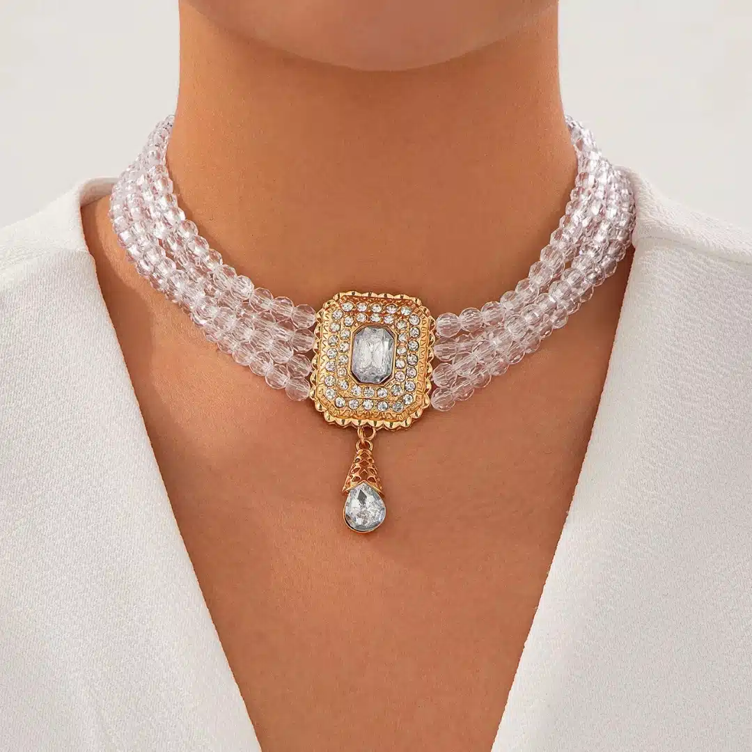 Collier orientale ras de cou strass a perles et pendentif dore