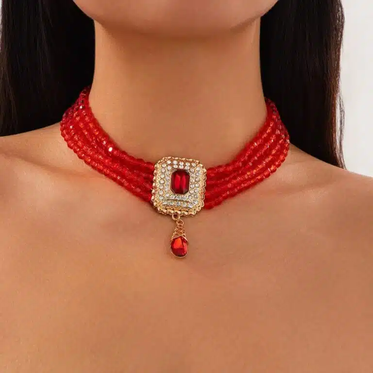 Collier orientale ras de cou strass à perles et pendentif doré