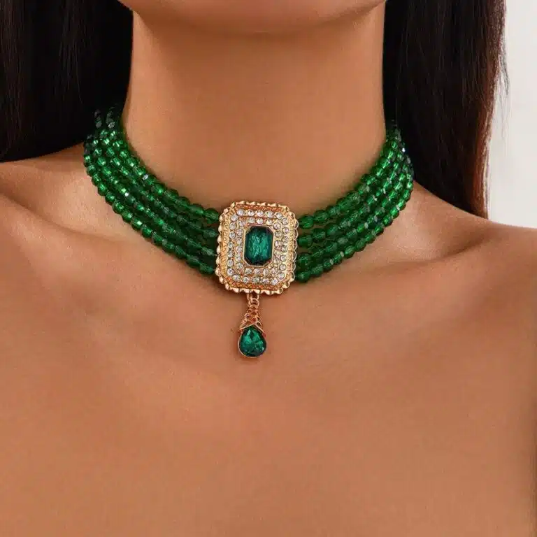 Collier orientale ras de cou strass à perles et pendentif doré
