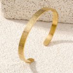 Pulseira rígida gravada com caligrafia árabe