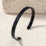 Pulseira rígida gravada com caligrafia árabe