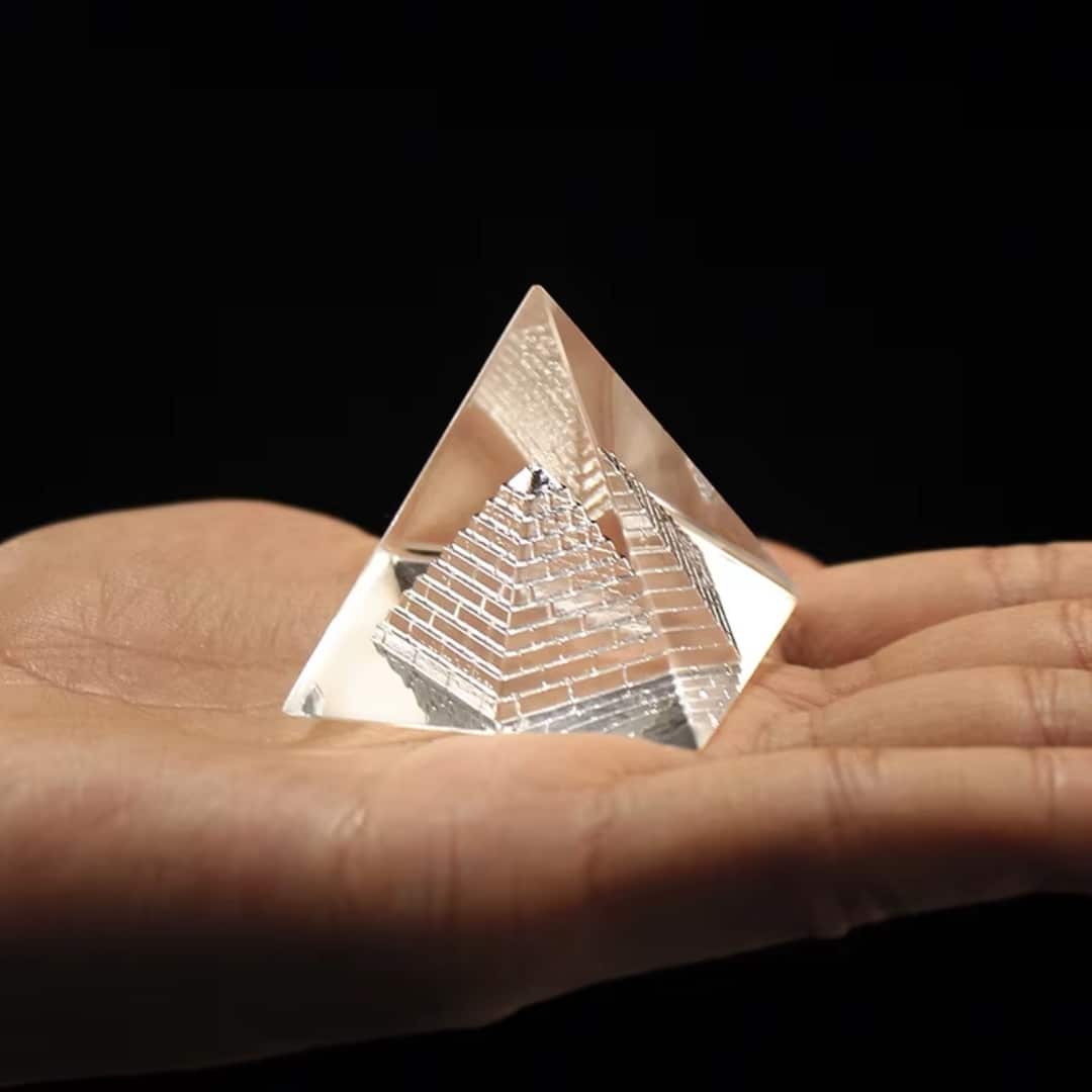 Petite Pyramide Égyptienne Transparente en Cristal. 6
