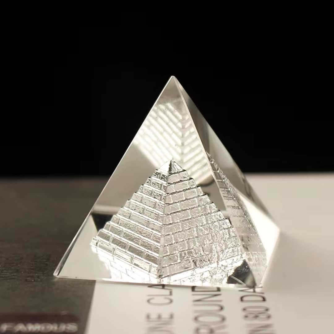 Petite Pyramide Égyptienne Transparente en Cristal 1