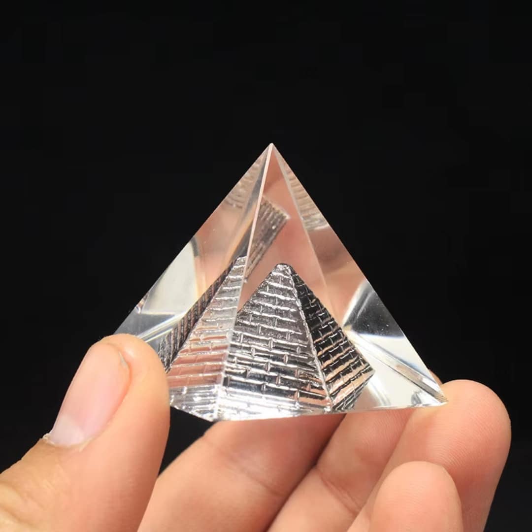 Petite Pyramide Égyptienne Transparente en Cristal 2