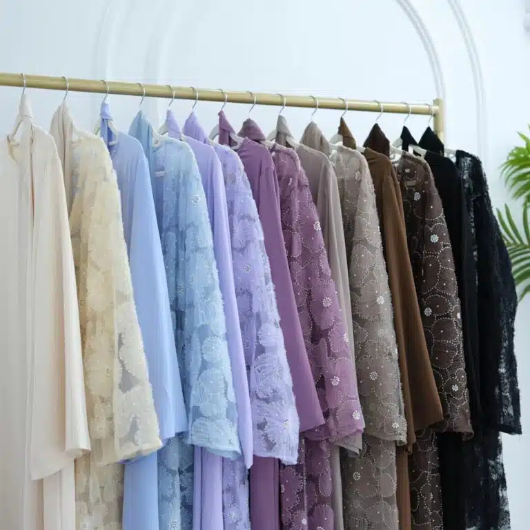 Abaya brodée lilas en dentelle florale