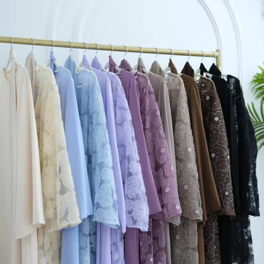 Abaya brodée lilas en dentelle florale