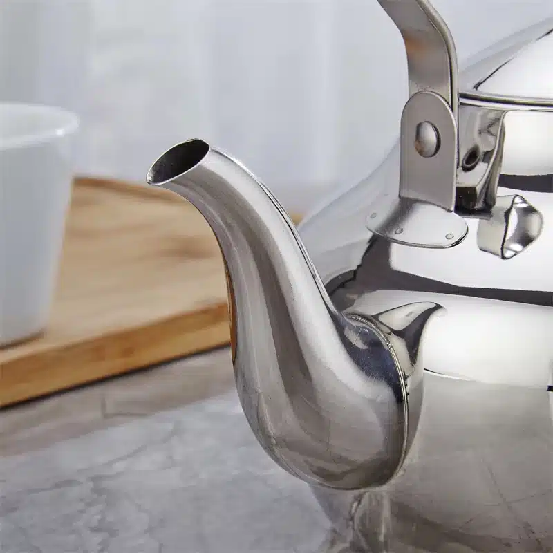 Bouilloire dorée en acier inoxydable avec infuseur