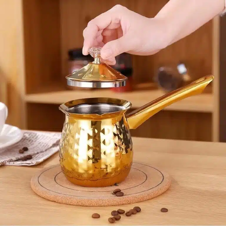 Cafetière turque en inox doré martelé avec couvercle