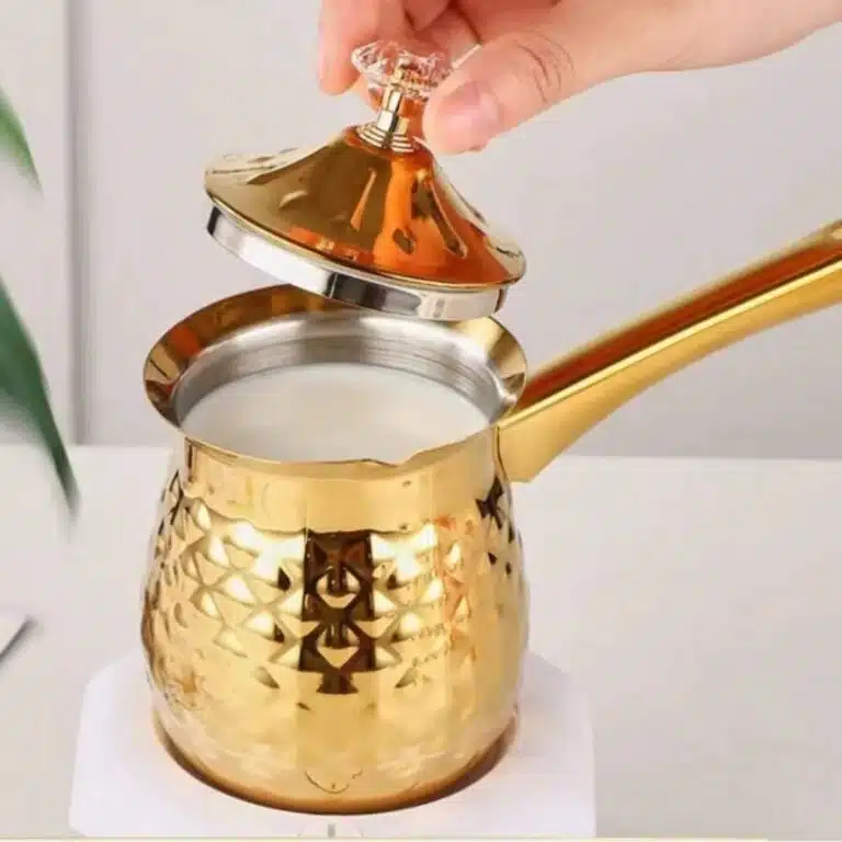 Cafetière turque en inox doré martelé avec couvercle