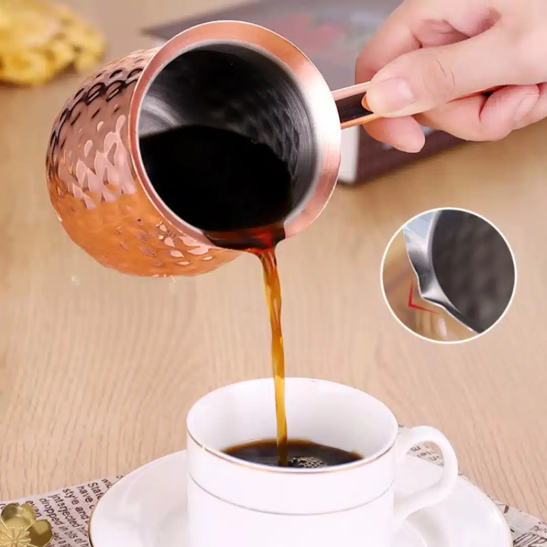 Cafetière turque en inox doré martelé avec couvercle