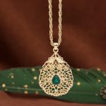 Colgante oriental de aleación con piedra