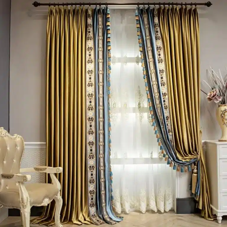 Rideaux style marocains dorés et bleus à broderies élégantes