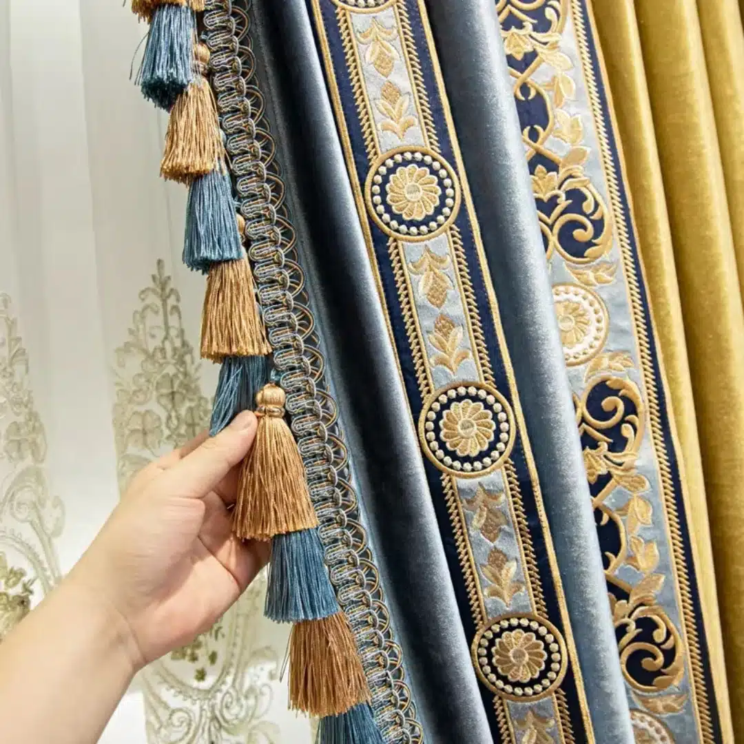 Rideaux style marocains dorés et bleus à broderies élégantes