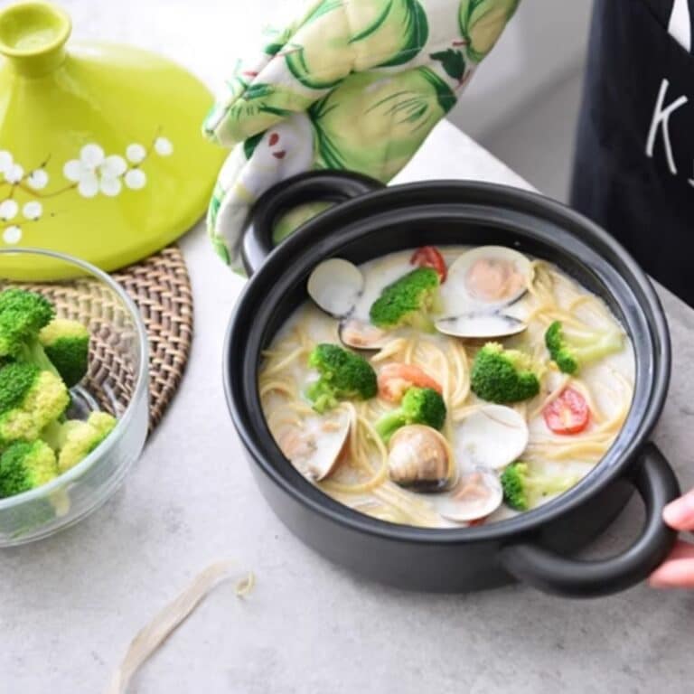 Tagine Marocain en Céramique à Motifs Floraux 1