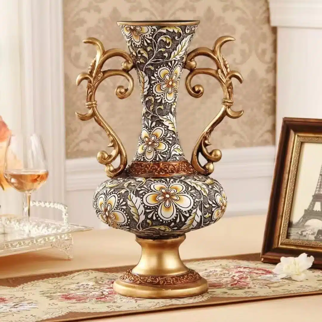Vase décoratif oriental à motifs floraux dorés