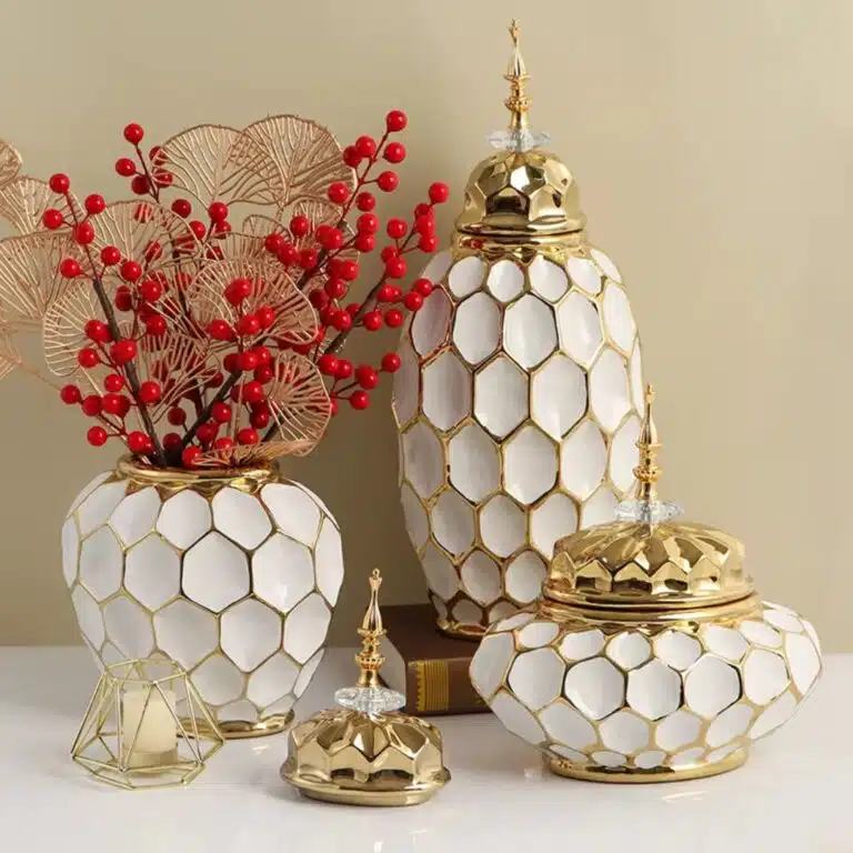 Vase décoratif oriental blanc et or alvéolé