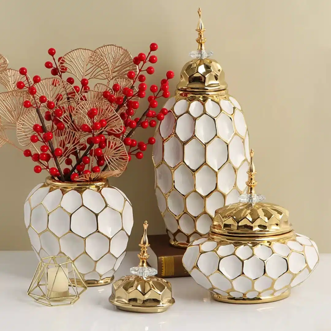 Vase décoratif oriental blanc et or alvéolé