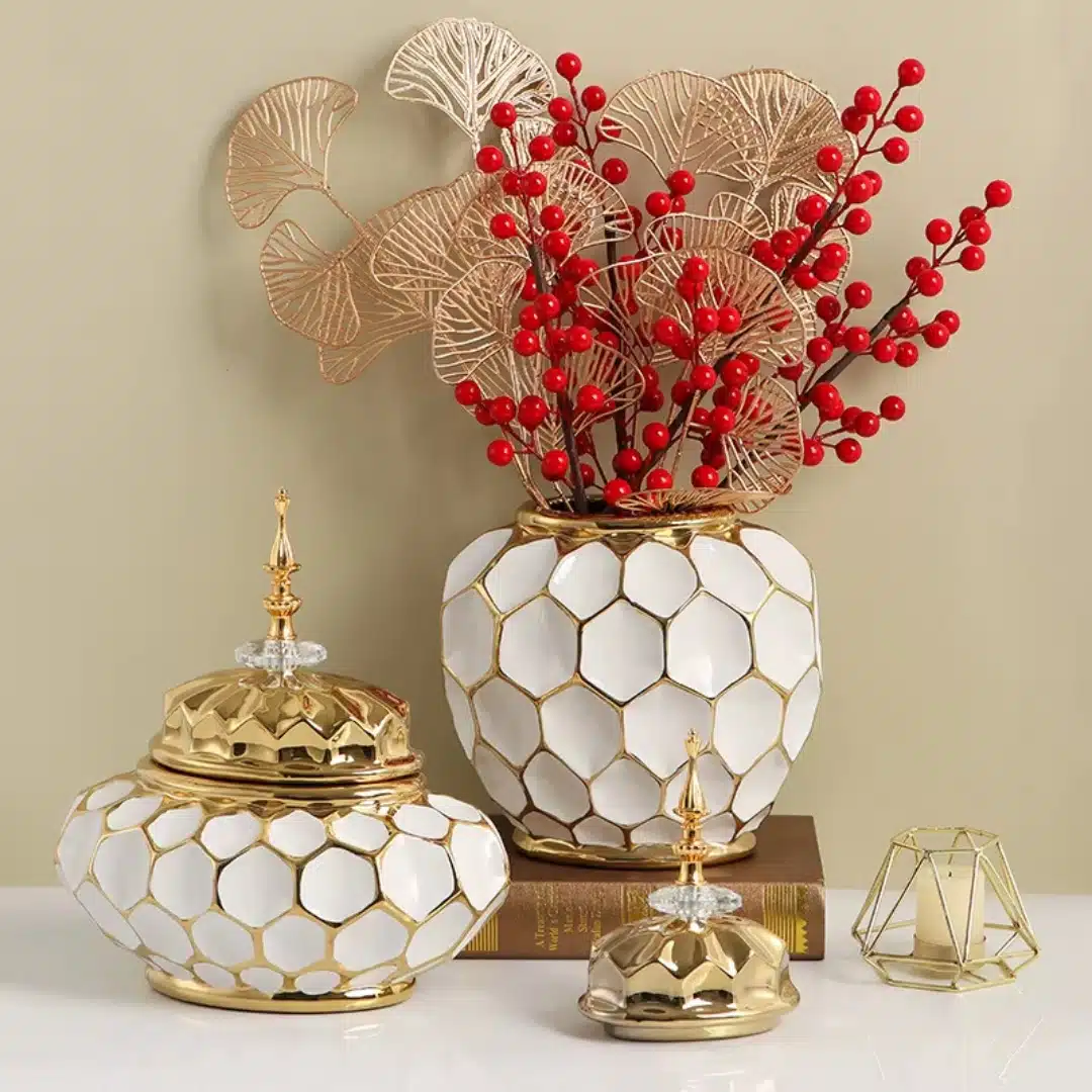 Vase décoratif oriental blanc et or alvéolé