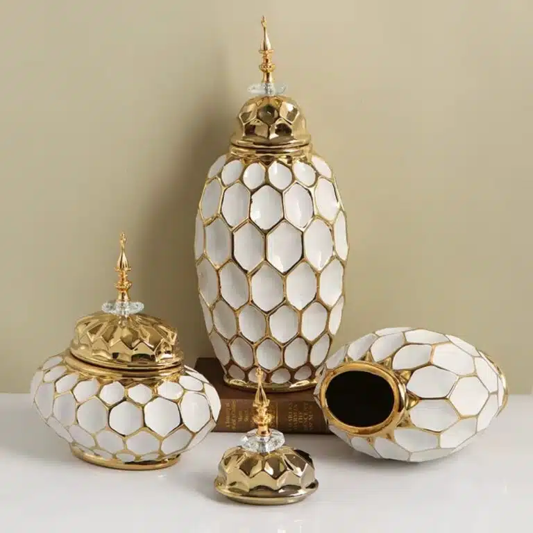 Vase décoratif oriental blanc et or alvéolé
