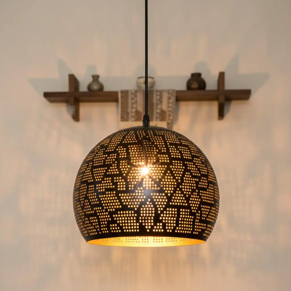 Suspension orientale dorée en métal perforé noir intérieur doré