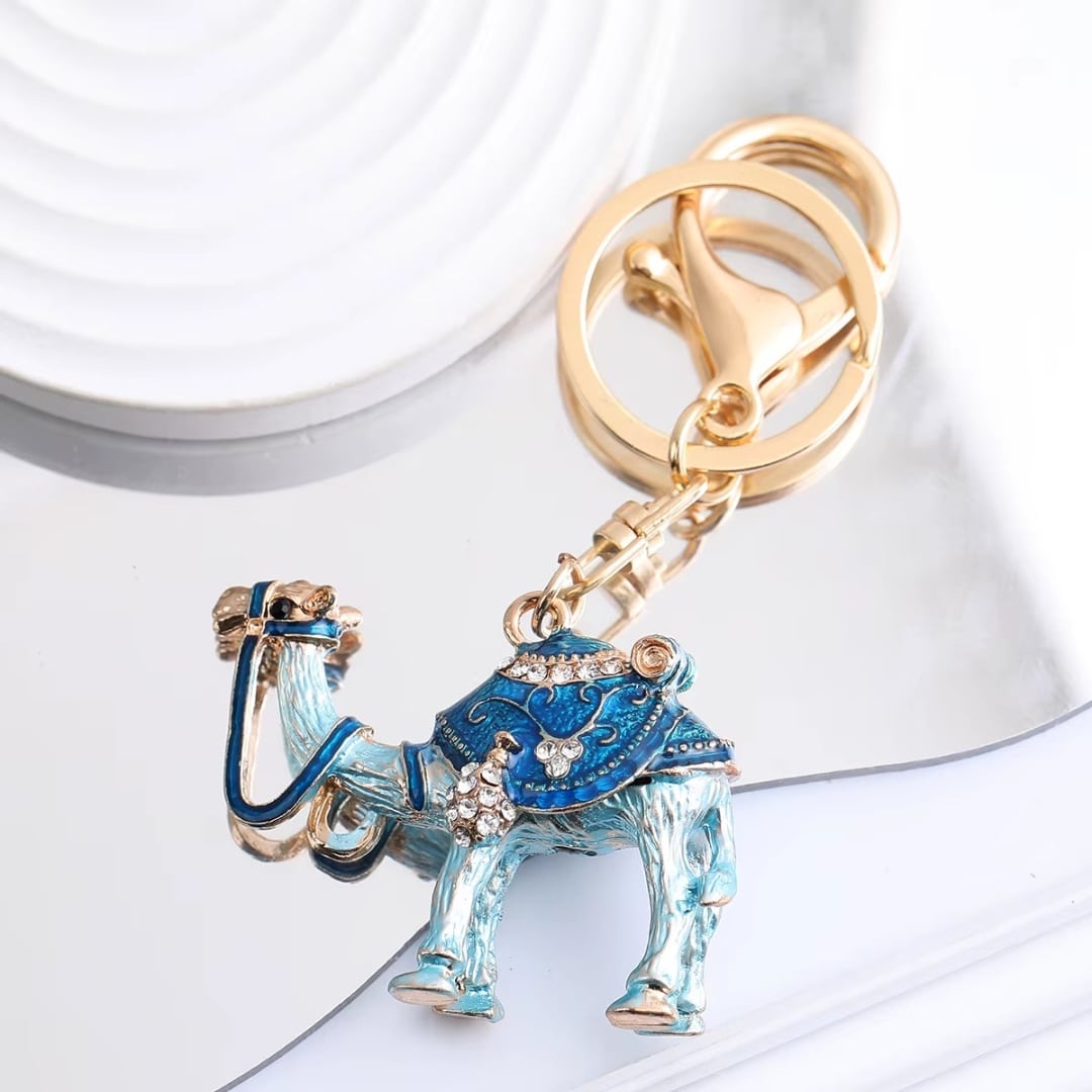 Porte-clés de chameau avec selle arabesques et strass