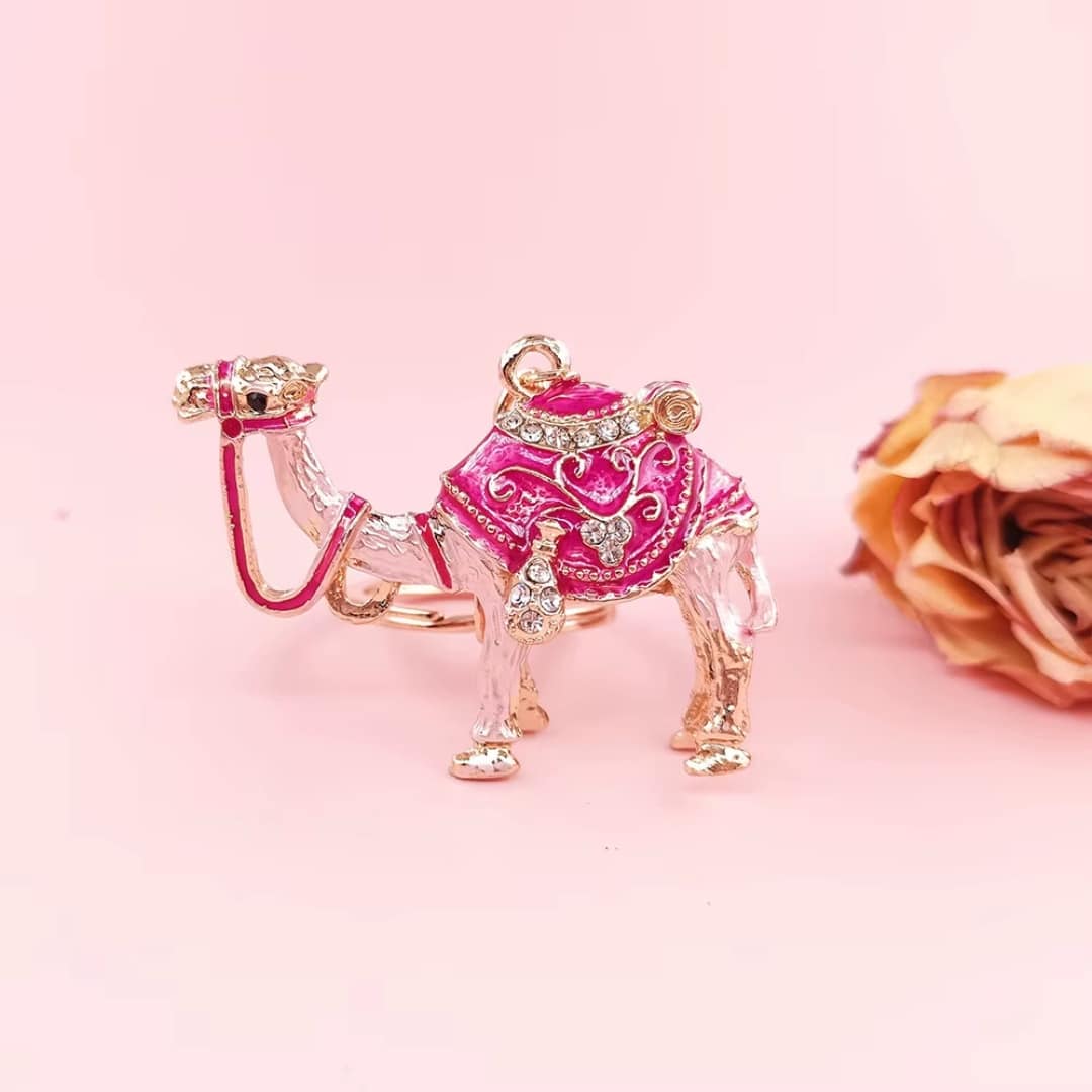 Porte-clés de chameau avec selle arabesques et strass