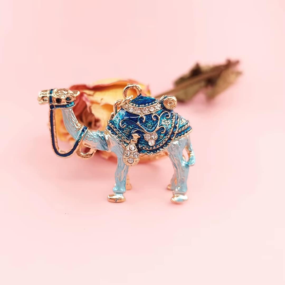 Porte-clés de chameau avec selle arabesques et strass