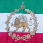 Iraanse vlag met leeuw, zon en gouden kroon