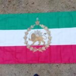Iraanse vlag met leeuw, zon en gouden kroon