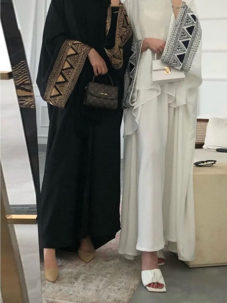 Kaftan-marocain-en-polyester-fluide-avec-manches-kimono-brodees-et-col-en-V-picture-1