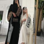 Kaftan-marocain-en-polyester-fluide-avec-manches-kimono-brodees-et-col-en-V-picture-2
