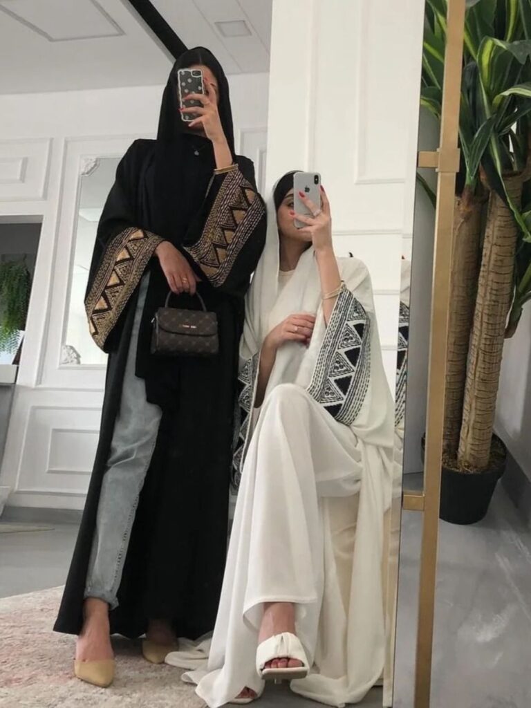 Kaftan-marocain-en-polyester-fluide-avec-manches-kimono-brodees-et-col-en-V-picture-2