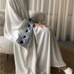 Kaftan-marocain-en-polyester-fluide-avec-manches-kimono-brodees-et-col-en-V-picture-3