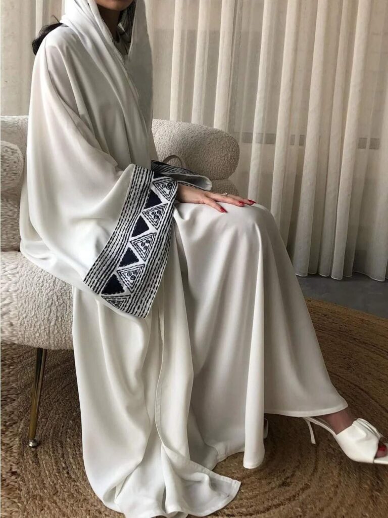 Kaftan-marocain-en-polyester-fluide-avec-manches-kimono-brodees-et-col-en-V-picture-3