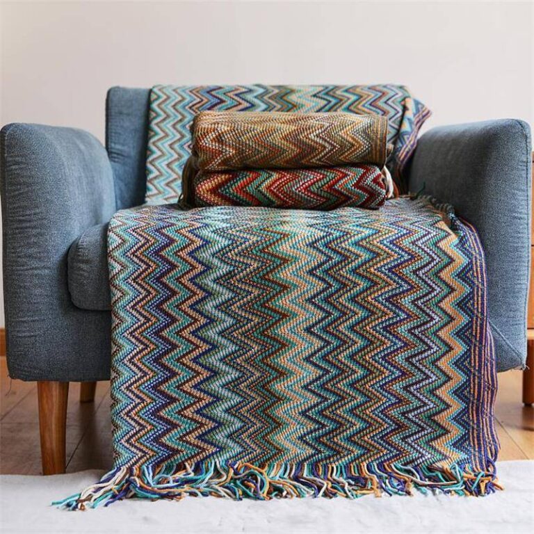 Plaid-tricote-main-en-acrylique-avec-motif-zigzag-multicolore-et-franges-picture-1