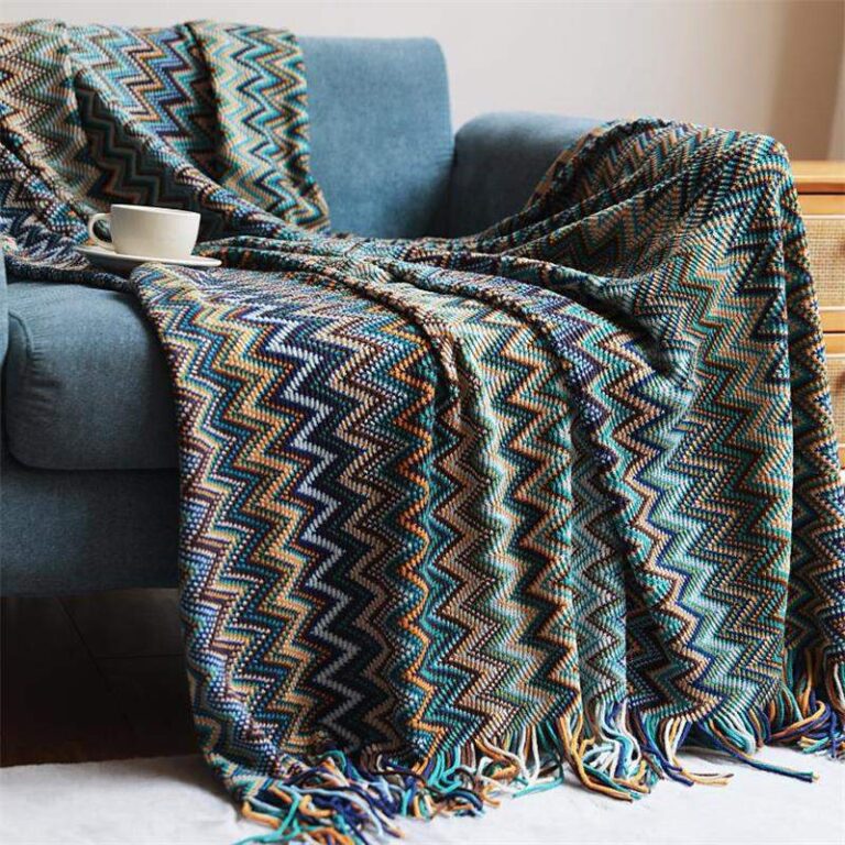 Plaid-tricote-main-en-acrylique-avec-motif-zigzag-multicolore-et-franges-picture-2