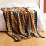 Plaid-tricote-main-en-acrylique-avec-motif-zigzag-multicolore-et-franges-picture-4