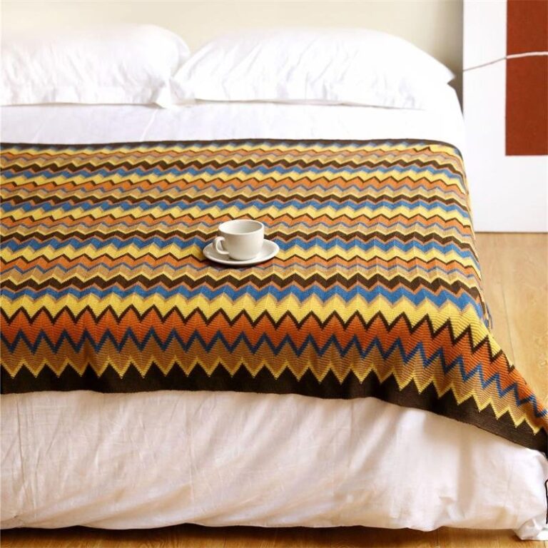 Plaid-tricote-main-en-acrylique-avec-motif-zigzag-multicolore-et-franges-picture-6