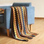 Plaid-tricote-main-en-acrylique-avec-motif-zigzag-multicolore-et-franges-picture-9
